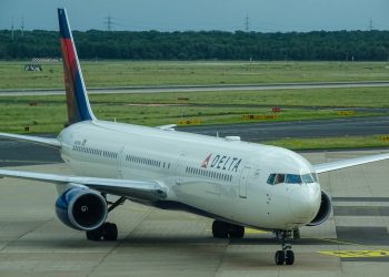 Delta Cuts Profit Forecast, Triggering Turbulence in the Travel Sector cover