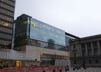 Microsoft Unveils Revolutionary Quantum Chip, Pushing Computing into the Future cover