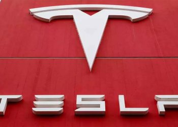 Tesla Falls as Musk's Feud with Trump Escalates Over Tax Bill and EV Credits cover