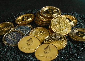 Crypto Stocks Surge as Trump’s Executive Order Opens 401(k) Plans to Alternative Assets cover