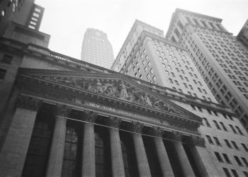 A black and white photo of a building in new york city